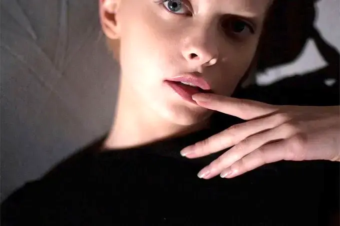 Эскортницы с средней грудью